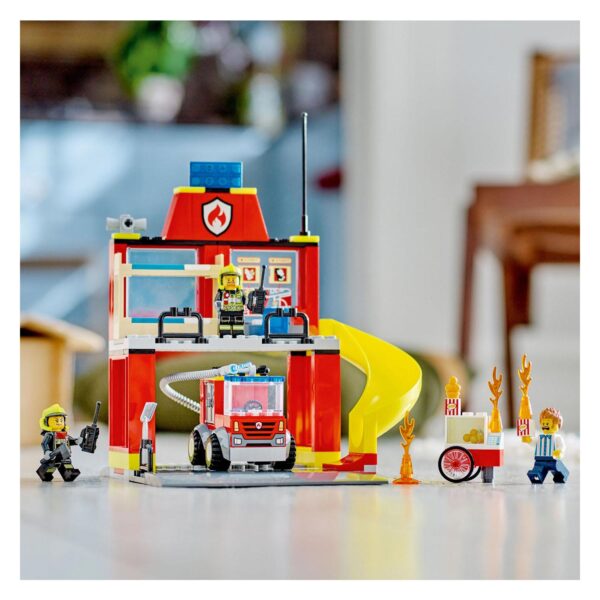 LEGO City 60375 De Brandweerkazerne en de Brandweerwagen - Afbeelding 5
